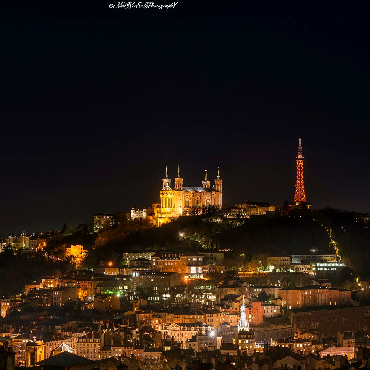 Ici c'est Lyon 🦁 <a href="/OnlyLyon/">ONLYLYON</a> <a href="/OnlyLyonTourism/">ONLYLYON Tourisme</a> <a href="/villedelyon/">Ville de Lyon</a> <a href="/grandlyon/">Métropole de Lyon</a> <a href="/leprogreslyon/">Le Progrès Lyon</a> <a href="/RadioSCOOPOff/">Radio SCOOP</a> <a href="/20minuteslyon/">20 Minutes Lyon</a> <a href="/auvergnerhalpes/">Auvergne-Rhône-Alpes</a> <a href="/F3Rhone_Alpes/">France 3 Rhône-Alpes</a> @NDFourviere <a href="/BFMLyon/">BFM Lyon</a> #Lyon #photography #photooftheday #picoftheday #lyonbynight Ninoversalphotography:Facebook/Instagram