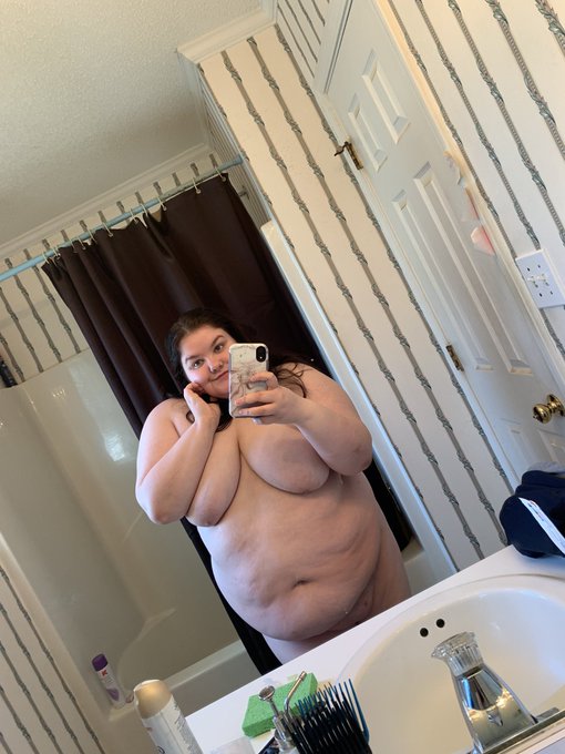 Start your week off right with a pre shower selfie https://t.co/97f6biBT9B