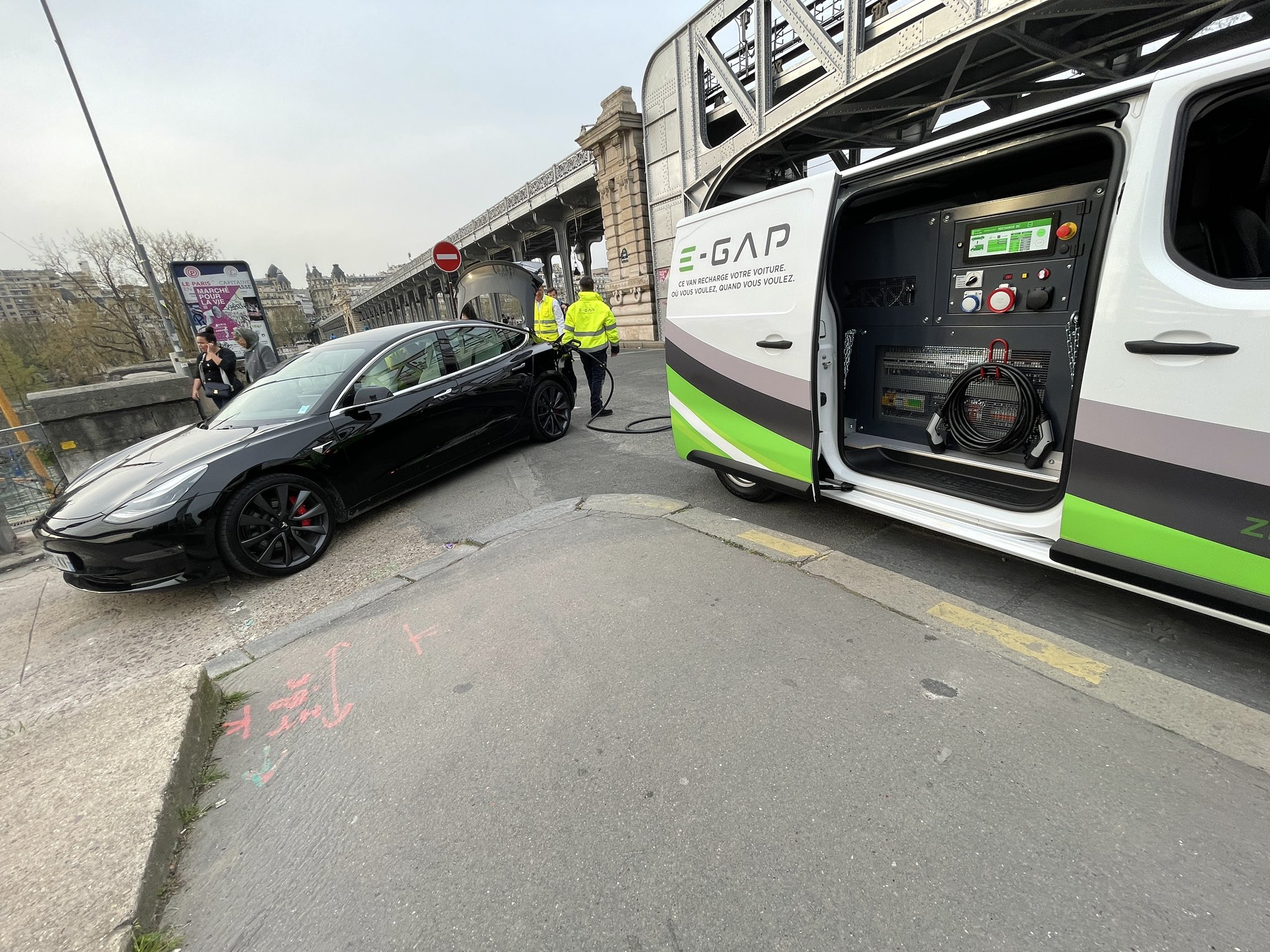 Cette entreprise vient "faire le plein" de votre voiture électrique là où elle se trouve ! (vidéo sur Bidfoly.com) Par Hilaire Picault FO8_CscXwAYx9c9?format=jpg&name=large