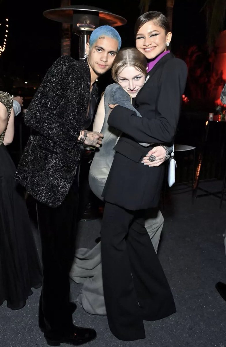 fernlangdon's tweet photo. hunterdaya with a fan last night! https://t.co/VU4Boqkwbj