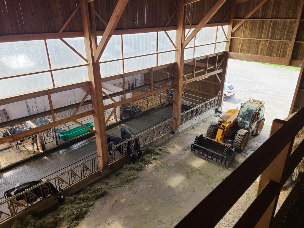 Last day in France! Checked out a fancy little organic dairy complete with hay drying and automatic manure removal. <a href="/FarmingSmarter/">Farming Smarter</a> <a href="/NuffieldCanada/">Nuffield Canada</a> <a href="/NuffieldFrance/">Nuffield France</a> @AlbertaWheat