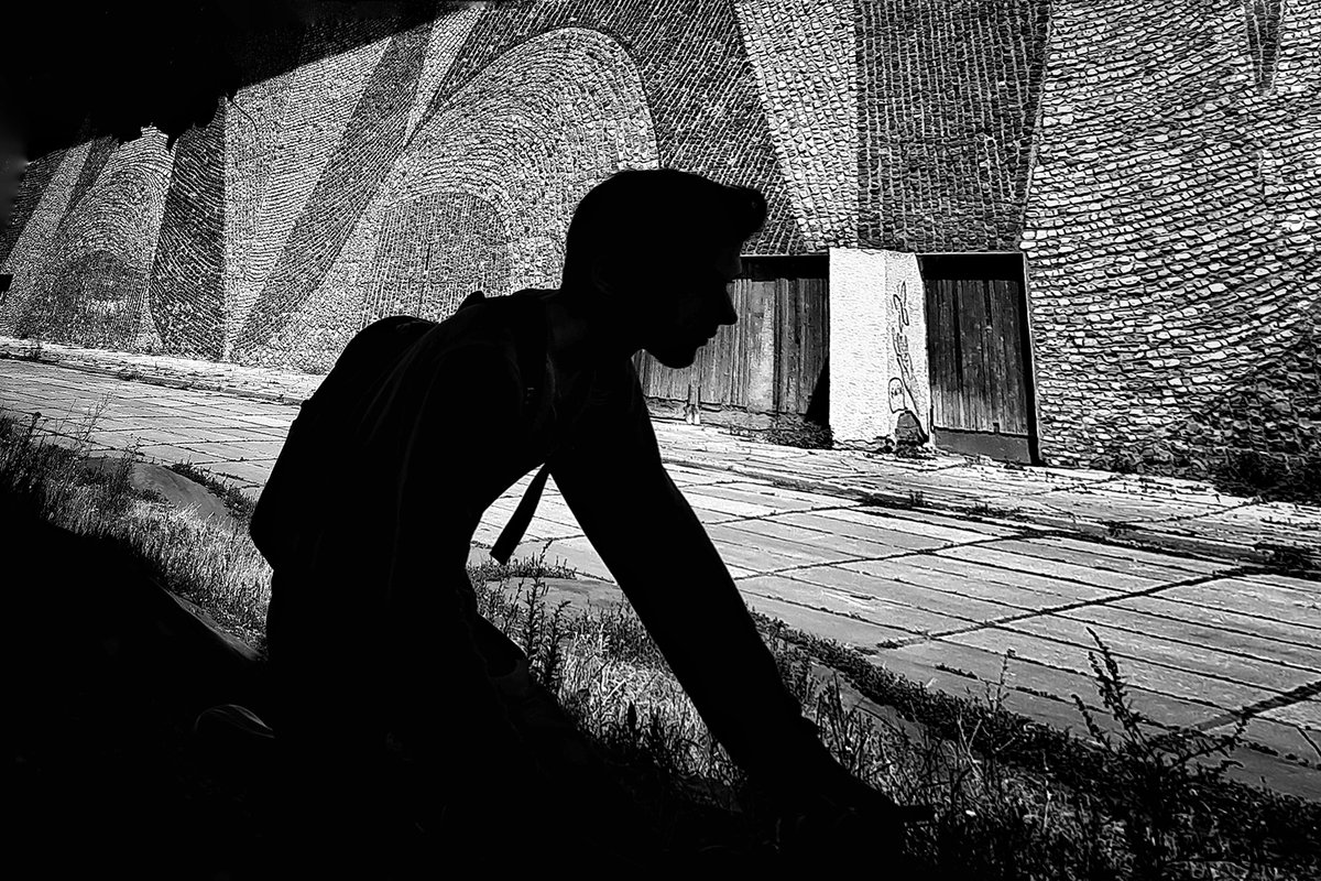 Life is like a journey, and black and white tones make the road mysterious. #blackandwhite #streetphoto #streetphotographer