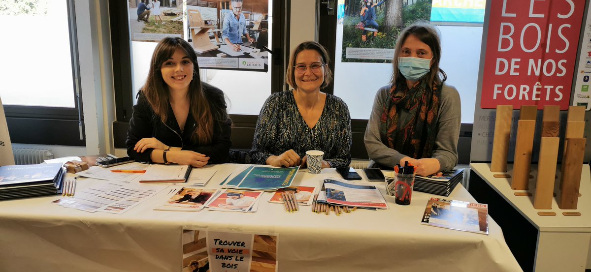 La <a href="/MDE_Strasbourg/">Maison de l'Emploi</a> et @FiboisE présentaient les #métiers de la filière #forêt #bois, ses #formations et ses opportunités professionnelles aux demandeurs d'emploi lors du forum Formation de la <a href="/regiongrandest/">Région Grand Est</a> à #Strasbourg. Expo de chefs-d'oeuvre des compagnons du devoir.