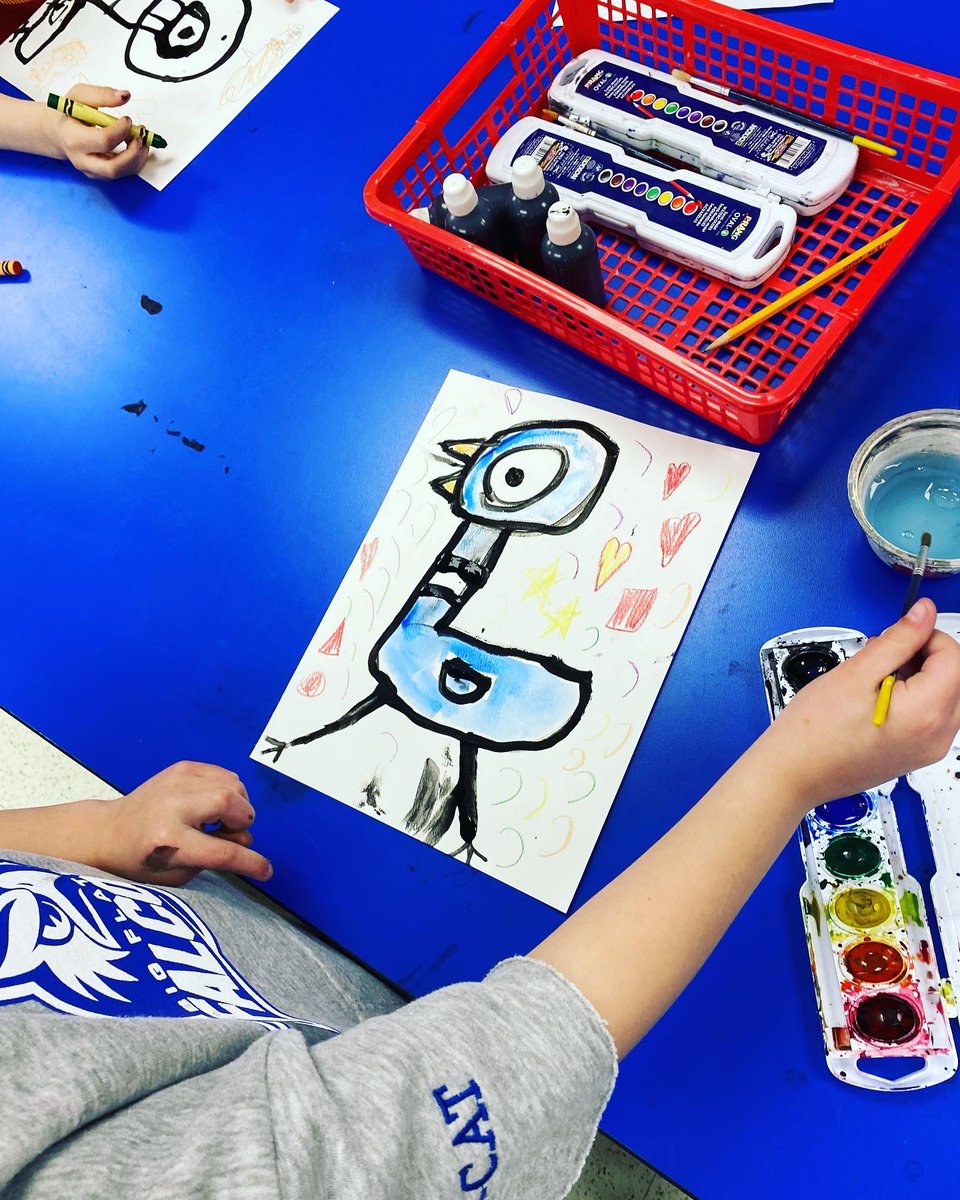 amy_vence's tweet photo. #mowillems inspired Pigeons by Second Grade Artists🎨We reviewed the roles of Authors and Illustrators and how sometimes, the Author can be an Illustrator too! We then listened to a couple read alouds of #mowillems stories featuring none other than, Pigeon. Great job! https://t.co/reWzDx1Guq