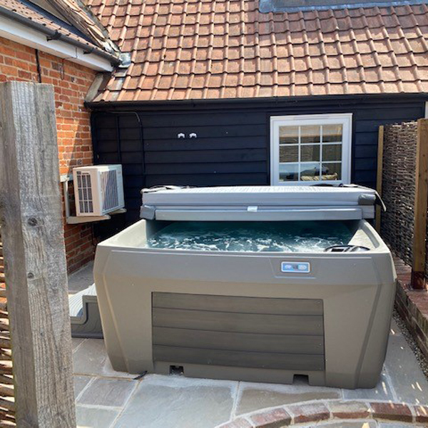 TheHolidayCots's tweet photo. Just an hour away from London yet still in an idyllic location, The Piggery is a self-catering retreat. You have access to a 2-acre fishing lake @WakesHallLodges.
🛌Sleeps 1-4
https://t.co/JRIXvZuoYK
#WakesColne #Colchester #Essex #Idyllic #SelfCatering #Retreat #HotTub https://t.co/4CbAnaNuZD