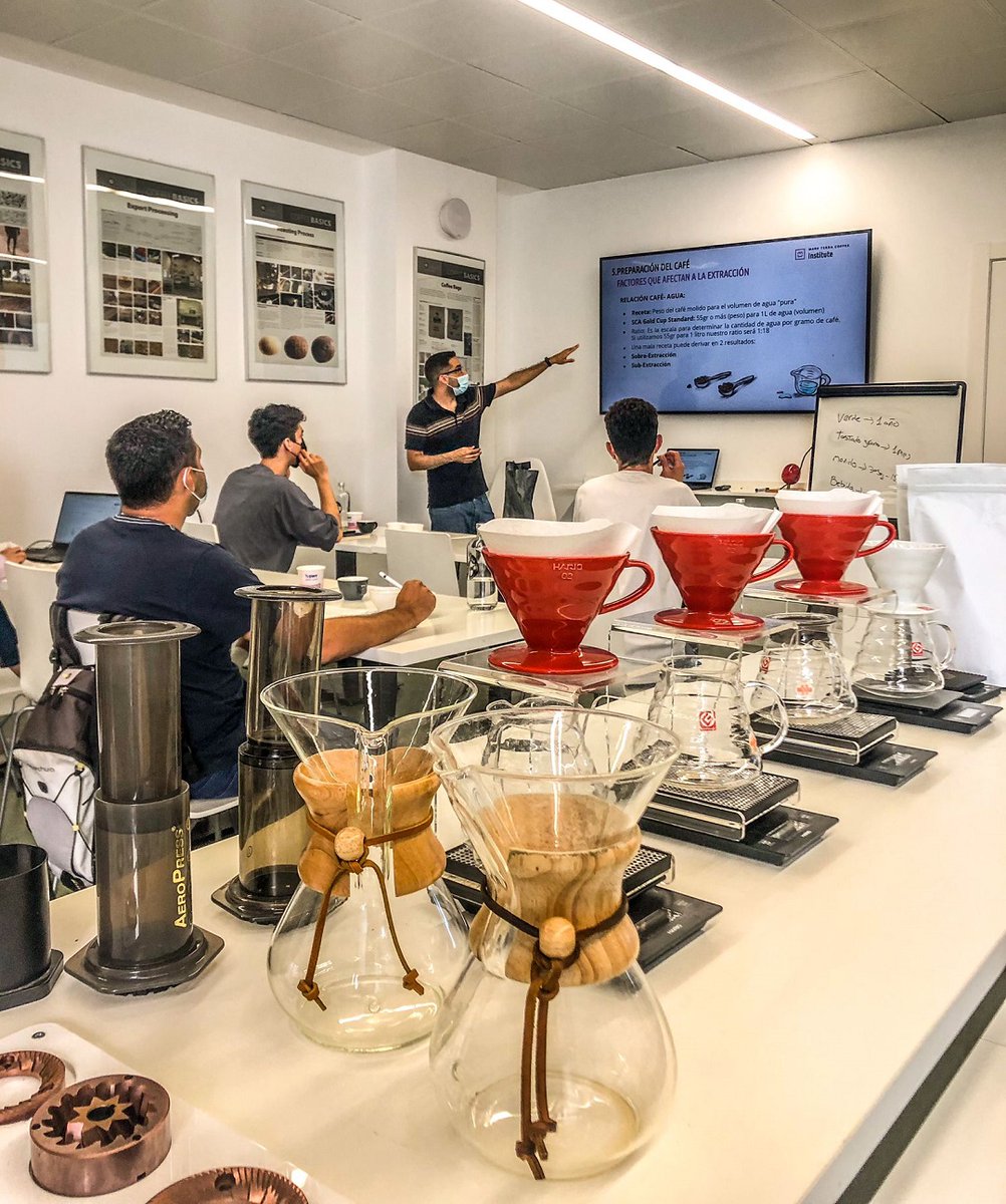 Profundizamos en la parte técnica y emocional sobre un producto que tiene nombre y apellidos, marcando el respeto y responsabilidad que tenemos siendo el ultimo eslabón en el mundo del café de especialidad: EL BARISTA.

#barista #specialtycoffee #coffeelover #latteart