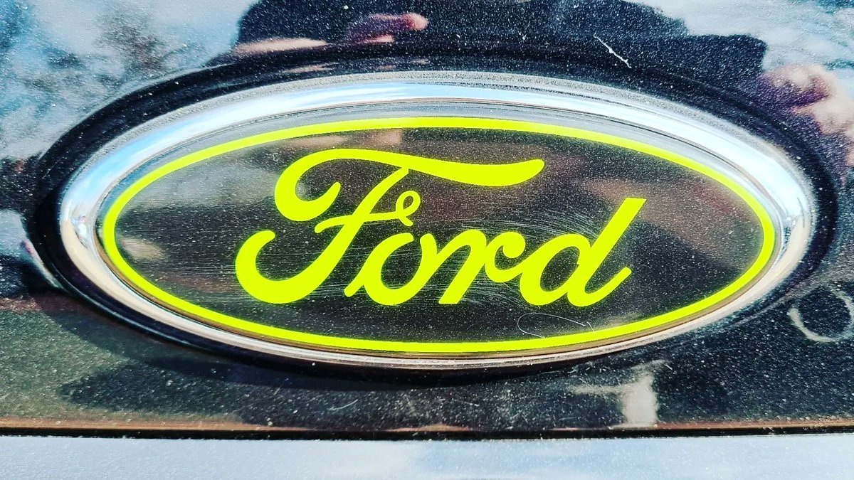FullBeamCars's tweet photo. Spotted on a Focus ST, unusual green badge to go with the brake calipers - yes or no? #fordfocus #fordfocusst #focusst #fordbadge #greenfordbadge #greenbrakecalipers https://t.co/Ui6FjkmO2g