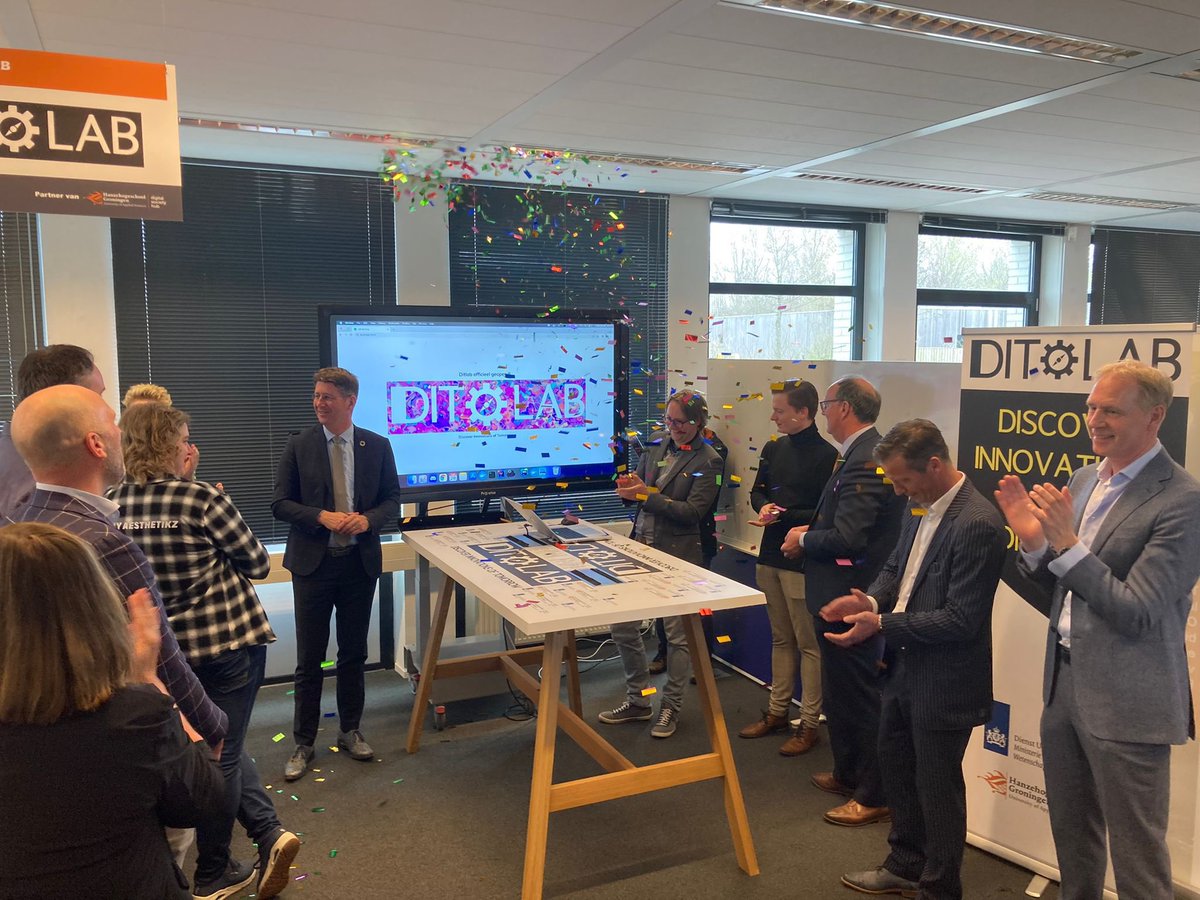 ICT-professionals van het Rijk en ICT-talenten in het hoger onderwijs werken samen aan de digitale toekomst van de overheid. Hiervoor is het DIT-lab (Discover Innovations of Tomorrow) ingericht. Op naar een mooie meerjarige samenwerking met <a href="/Duostudent/">DUO</a> 🙌 
digitalsocietyhub.nl/over-dsh/nieuw…