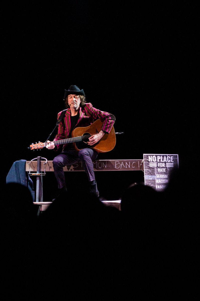 [#SaisonCulturelle]
Retour en images sur le concert de <a href="/caliofficiel/">Cali</a>!
Le chanteur natif de Perpignan a livré une performance intimiste entre théâtre et concert, avec guitare et harmonicas. Un seul en scène où il partage des textes et chante ses tubes en version acoustique.