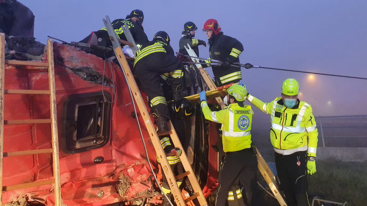 SUEM_Veneto's tweet photo. 28MAR 06:40 #Mestre SS309 #Romea Autocisterna ribaltata in corrispondenza di una rotatoria, lunghe e complesse le operazioni per estricare il conducente. Intervenuto #suemVE con @vvfveneto https://t.co/Xr9dDW3be3