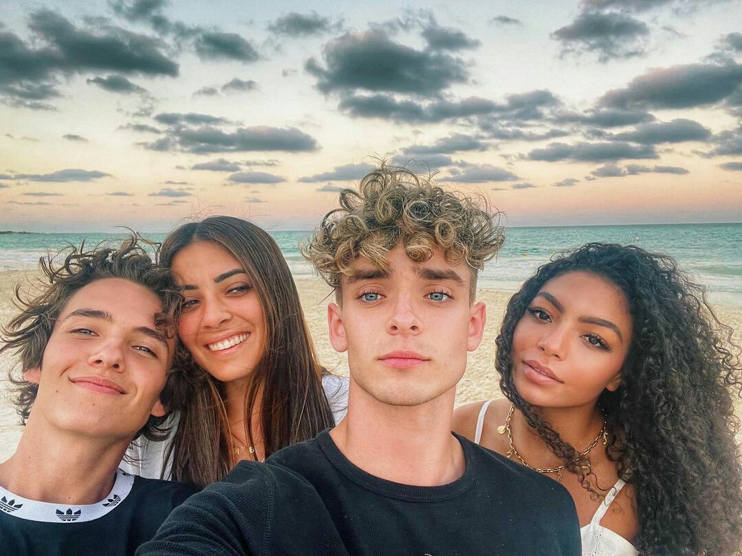 ANYGJOSHBangels's tweet photo. Quatro dia - your favorite Friendship w nosh 
{#NoshWeek × @joshbeauchamp × @NoahUrrea} https://t.co/3m3GUmMPx0