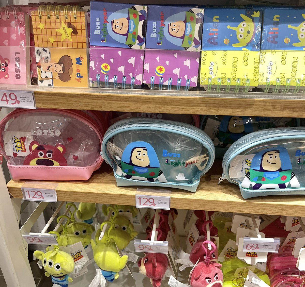 BubblesxMakeup's tweet photo. ดีใจมากที่ toy story คอลแลปกับ miniso เดินไปดูมาน้องน่ารักมากกกกก แล้วราคาก็น่ารักด้วยนะ 💖🧤🌟 เพลิดเพลินมาก พวกสมุดโน้ตคือโคตรน่ารัก ลายทอยสตอรี่แบบถูกลิขสิทธิ์ในราคา 49 บาท สอยมา2เล่มเลย🤣 พวกตุ๊กตาก็น่ารักและนุ่มนิ่มมั่กก https://t.co/fFWqy25Xln