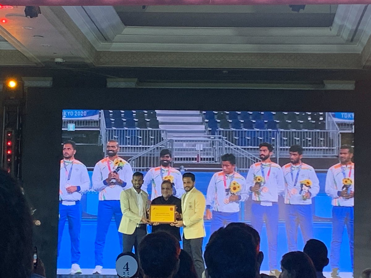 the_bridge_in's tweet photo. The Indian Men's and Women's hockey teams, Palak Kohli and Devendra Jhajharia receiving their respective honours at the BBC Sportswoman of the Year awards.🔥🔥

#BBCISWOTY | #ChangeTheGame https://t.co/ClDBs5t4ls