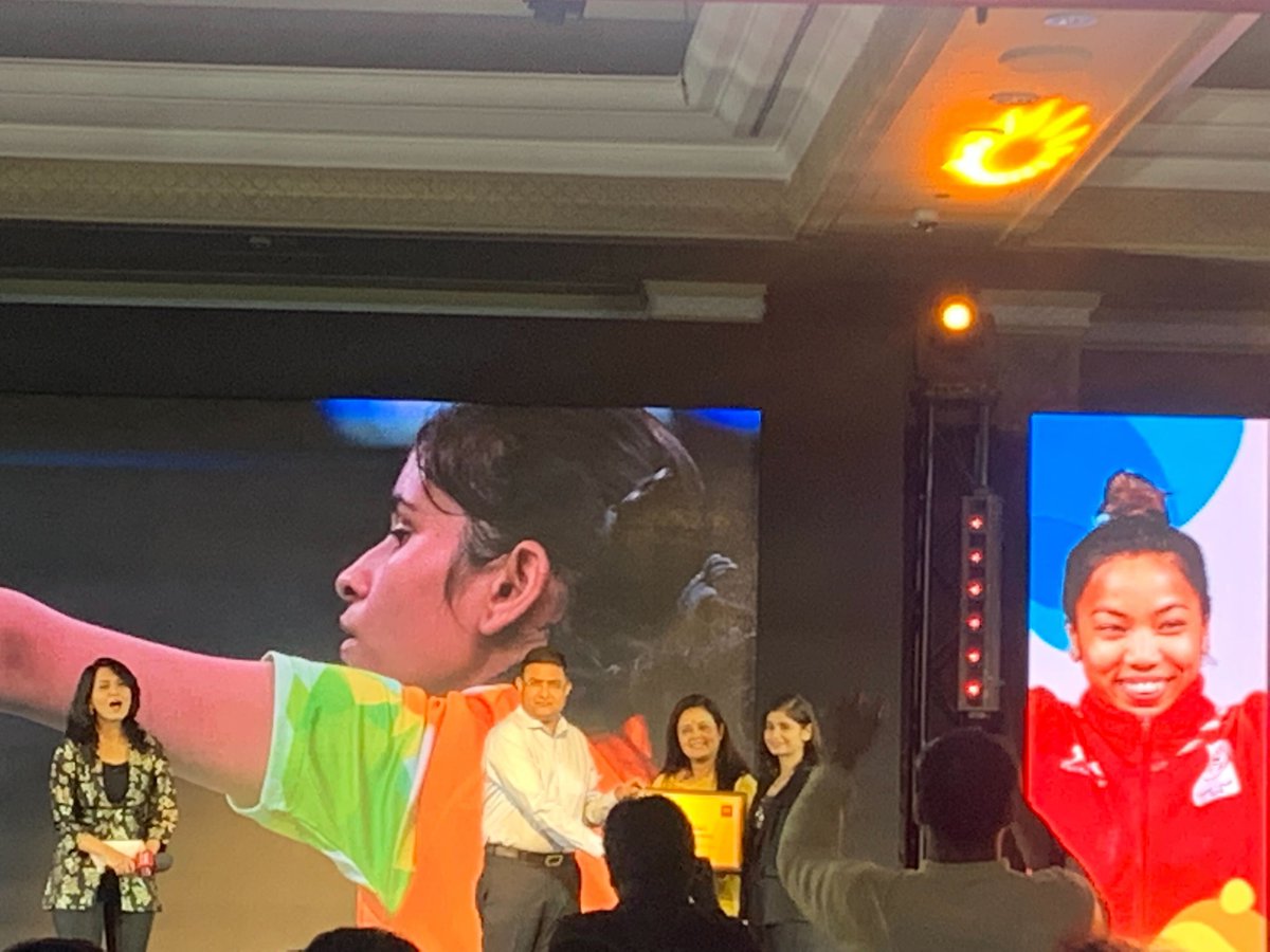 the_bridge_in's tweet photo. The Indian Men's and Women's hockey teams, Palak Kohli and Devendra Jhajharia receiving their respective honours at the BBC Sportswoman of the Year awards.🔥🔥

#BBCISWOTY | #ChangeTheGame https://t.co/ClDBs5t4ls