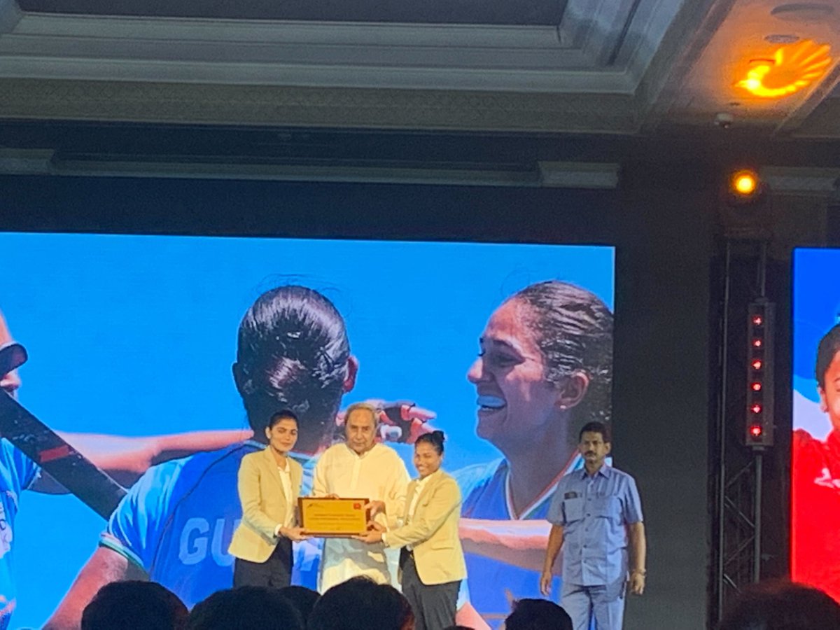 the_bridge_in's tweet photo. The Indian Men's and Women's hockey teams, Palak Kohli and Devendra Jhajharia receiving their respective honours at the BBC Sportswoman of the Year awards.🔥🔥

#BBCISWOTY | #ChangeTheGame https://t.co/ClDBs5t4ls