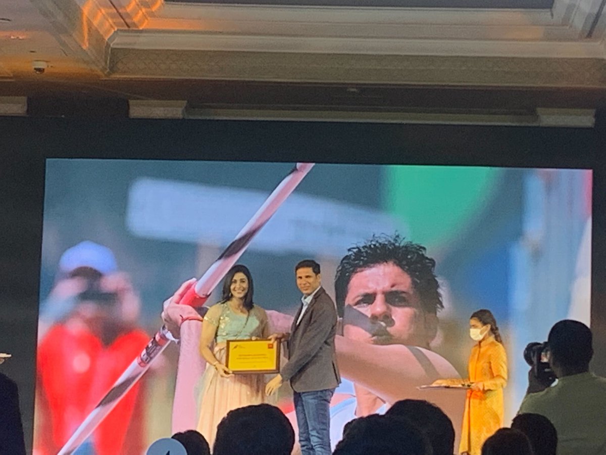 the_bridge_in's tweet photo. The Indian Men's and Women's hockey teams, Palak Kohli and Devendra Jhajharia receiving their respective honours at the BBC Sportswoman of the Year awards.🔥🔥

#BBCISWOTY | #ChangeTheGame https://t.co/ClDBs5t4ls