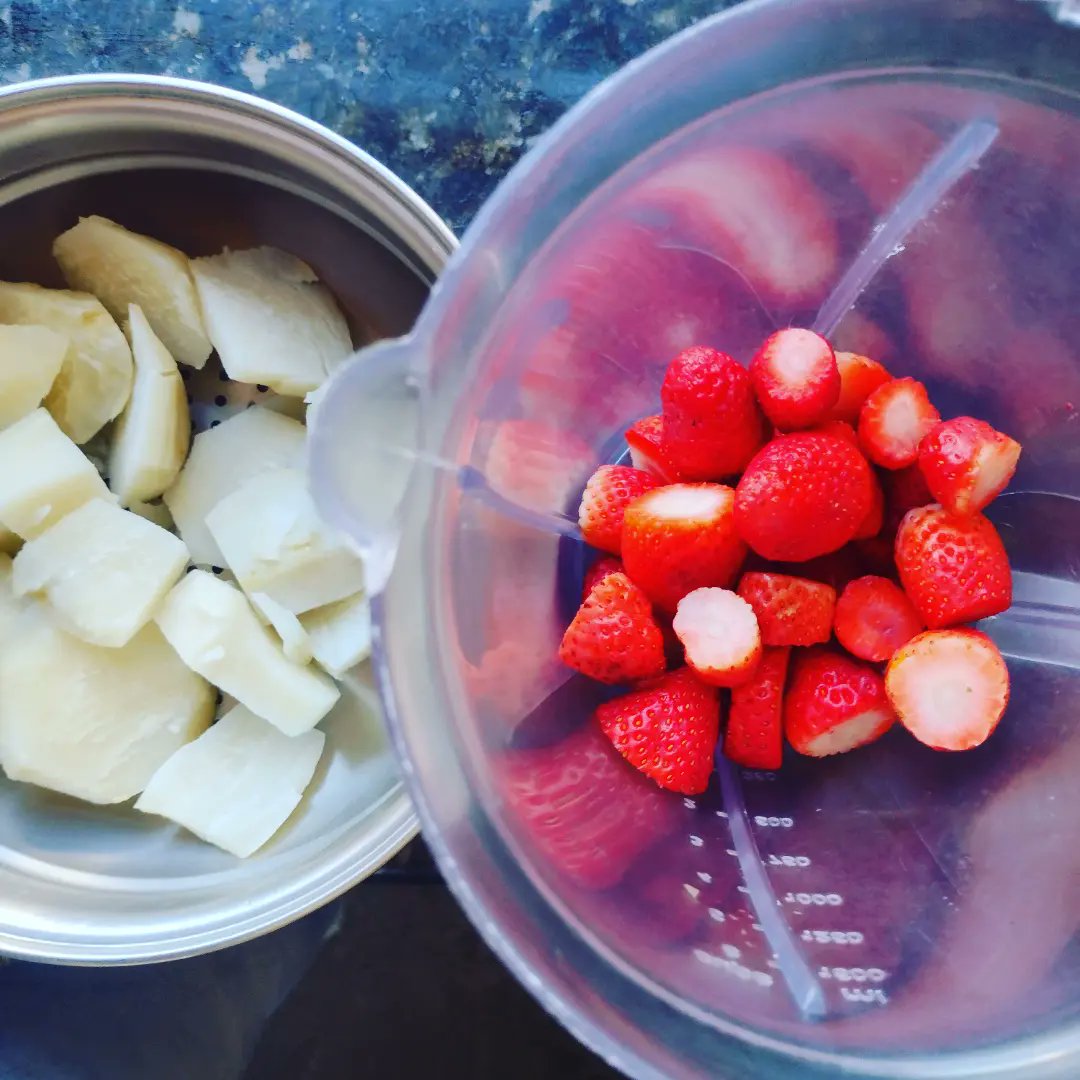 verdurando's tweet photo. DANONINHO DE BATATA DOCE

👉 Batata doce cozida + Moranguinho na proporção de 1:1 (1 xíc de cada)

👉 Coloque no liquidificador e bata uma mistura homogênea (pingue água, se necessário)

👉 Depois só levar para geladeira até gelar 😋

Opcional, um pouco de açúcar demerara

😋😋😋 https://t.co/vzUVLT0SQR