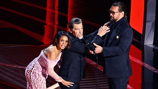 VivekSrkian33's tweet photo. Oh don't let the #willsmithchrisrock incident distract you from the fact that we actually witnessed Josh Brolin and Jason Momoa get sexually assaulted by Regina Hall on live #Oscar which was passed as a joke
I know you all don't like it.. but imagine if a man did THAT to a woman https://t.co/AsYDaVWxoR