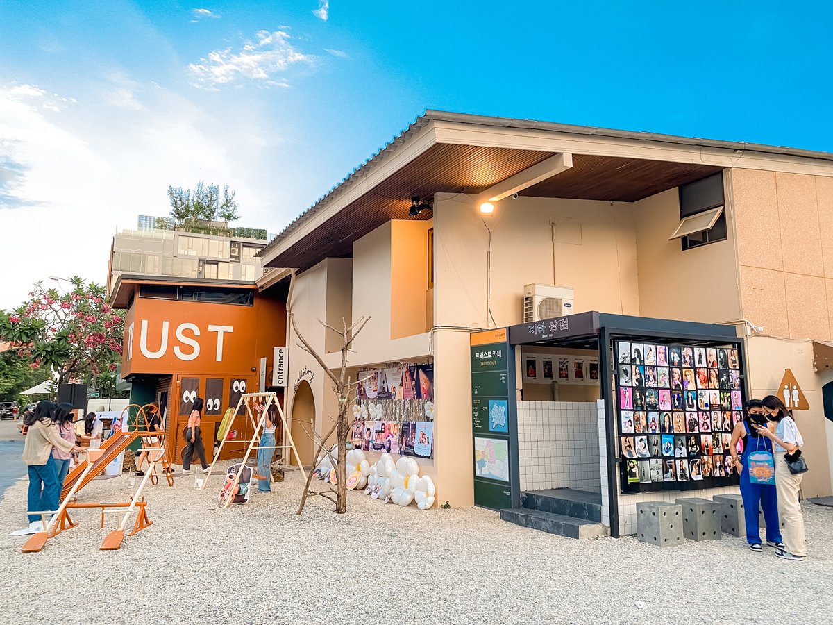 เก็บภาพบรรยากาศในงาน” #LALISTORY ตอนกาลครั้งหนึ่งถึงดวงดาว⭐️” มาฝาก💛
ขอบคุณทีมงานทุกคนของ
<a href="/LILITEAMTH327/">LILITEAM</a> 
&amp; <a href="/LodeStarLisaDay/">LALISTORY</a> ที่จัดทำโปรเจคดีๆแบบนี้นะคะ
ภาพบุคคลในนี้ทั้งหมดส่วนใหญ่ได้รับการอนุญาติแล้ว แต่ถ้าบางท่านที่เราไม่ได้ทำการขอ หากต้องการให้ลบโปรด DM 
#LodestarLalisaDay