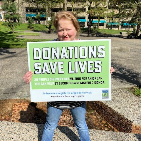 donatelifenw's tweet photo. Here's a new idea for celebrating Donate Life Month this April! You can get one of these informative lawn signs to share the importance of organ, eye &amp; tissue donation with your neighbors when you email aimee@donatelifenw.org! #DonateLife #DonateLifeMonth https://t.co/SckYnID1Xh