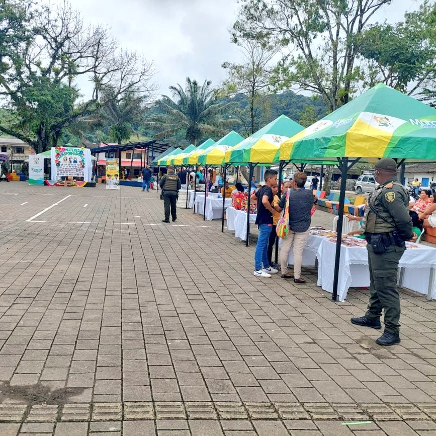 PoliciaUraba's tweet photo. En #Mutata acompañamos el desarrollo del Primer mercado campesino, liderado por la administración municipal.
#ConstruyendoSeguridad https://t.co/YUCXDJnobs