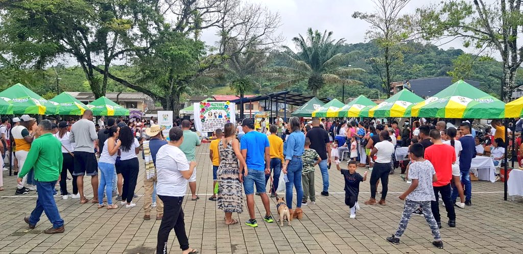 PoliciaUraba's tweet photo. En #Mutata acompañamos el desarrollo del Primer mercado campesino, liderado por la administración municipal.
#ConstruyendoSeguridad https://t.co/YUCXDJnobs