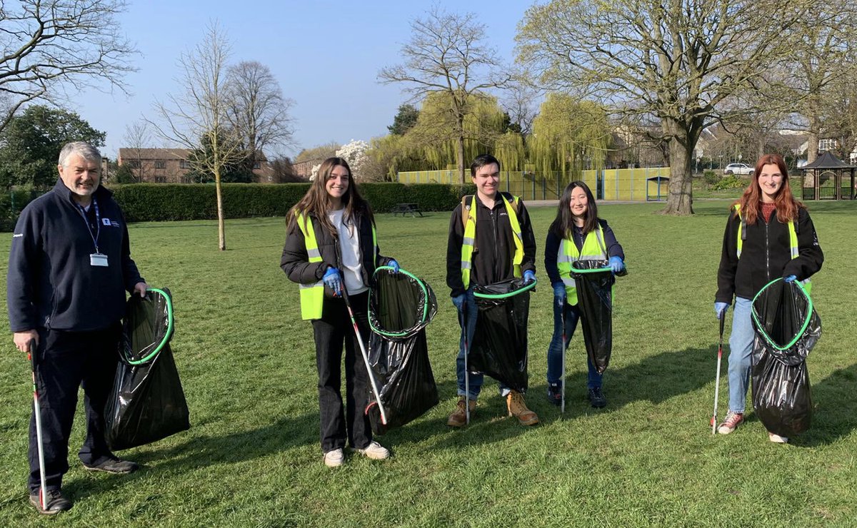 All smiles from our student ambassadors today after a successful morning litter picking on #Lenton and #Radford Rec 🌳🌞