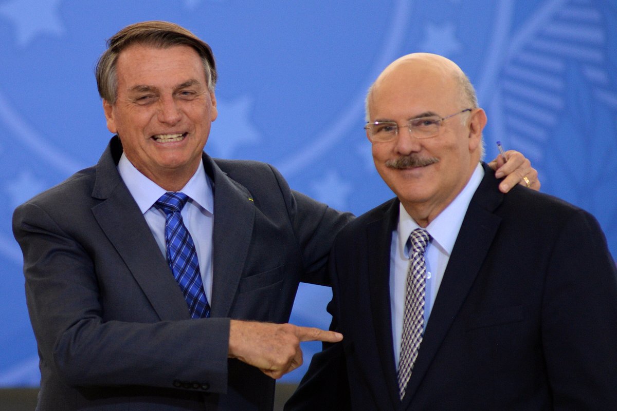 g1's tweet photo. Blog do @ValdoCruz: Bolsonaro é convencido por aliados a tirar Milton Ribeiro do Ministério da Educação ==> https://t.co/dBLddFHeBi #g1 https://t.co/b8GA0SZNY9