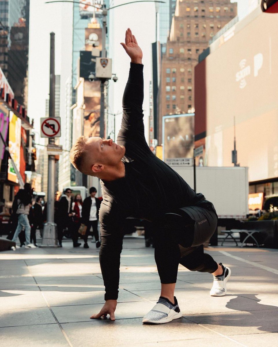 muscle_fitness's tweet image. Repost from @blakeholmanfitness
•
You are limitless. ⚡️

👕: @rhone
⁣📸: @_visionarius
#BetterEveryday #ForeverForward #WhenInRhone #Rhone #NewYorkOrNowhere #Fitness #Bodybuilding #FitFam #Supplements #Health #Nutrition #Workout #Training #NewYorkCity #Manhattan