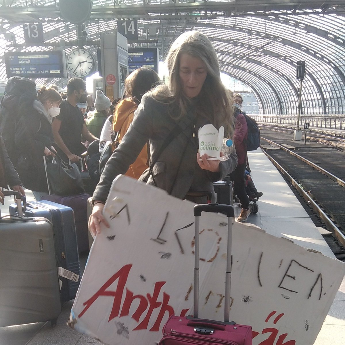 BreaksforFuture's tweet photo. #Tuwas am HBF in Börlin https://t.co/1BoMesqS9z