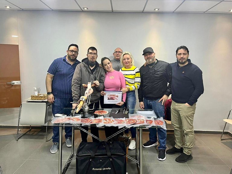 NegociaArea's tweet photo. Así de contentos quedaron los asistentes al curso organizado por @LakkunRRHH sobre corte de jamón de la mano de Antonio Ortuño.  ¡Gracias por seguir confiando en nosotros! 🤩
#cursosdeformacion #formacionbonificada #formacionprofesional #negociaarea #centrodenegocios #Almeria https://t.co/pwx28F1uvc