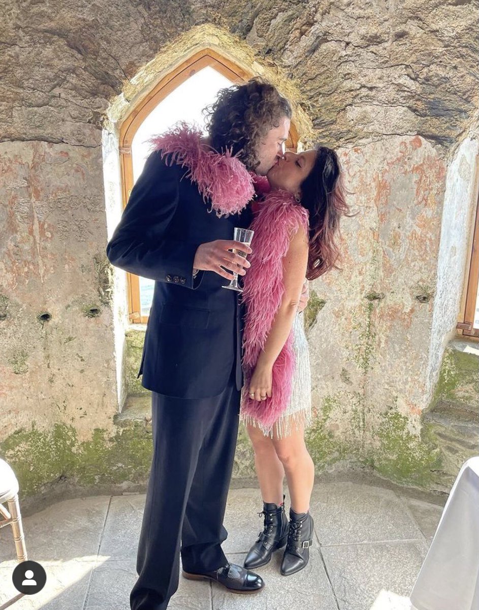 medicsupport's tweet photo. My weekend was filled with family love and friendship. Sunshine and Cornish clifftops. Very quirky. Lots of laughter. And pasties, champagne and a cream tea #Wedding https://t.co/1MWAD4ia39