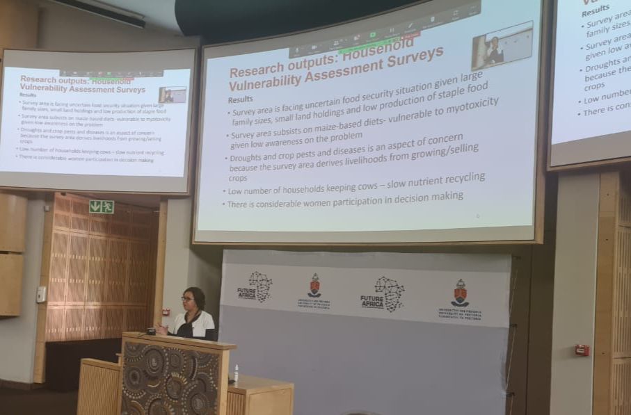 ESRFTZ's tweet photo. There were noticeable concerns on people's low awareness on aflatoxin & post-harvest loss. @ESRFTZ in collaboration with #TCSAA have supported the establishment of Muheza Climate Smart #Agriculture Learning alliance in Dec 2021- @tausi_kida #ESRF Executive Director https://t.co/2pxKtXZpLL
