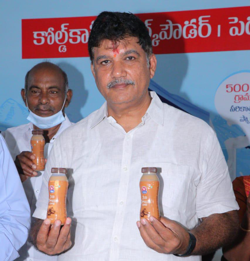 sangamdairyap's tweet photo. నాలుగు దశాబ్దాలుగా ఆదరిస్తున్న వినియోగదారులు, యువత అభిరుచులకు అనుగుణంగా అనేక రాష్ట్రాల దేశాల ఉత్పత్తుల సేకరణ, పరిసీలన  అనంతరం యువతకు  అత్యంత ప్రీతివంతమైన " కోల్డ్ కాపీ" ఉత్పత్తిని రూపొందించిన సంగం డెయిరి.

#NewProductLaunch #ColdCoffee 
#SangamDairy https://t.co/JYqZDee76O
