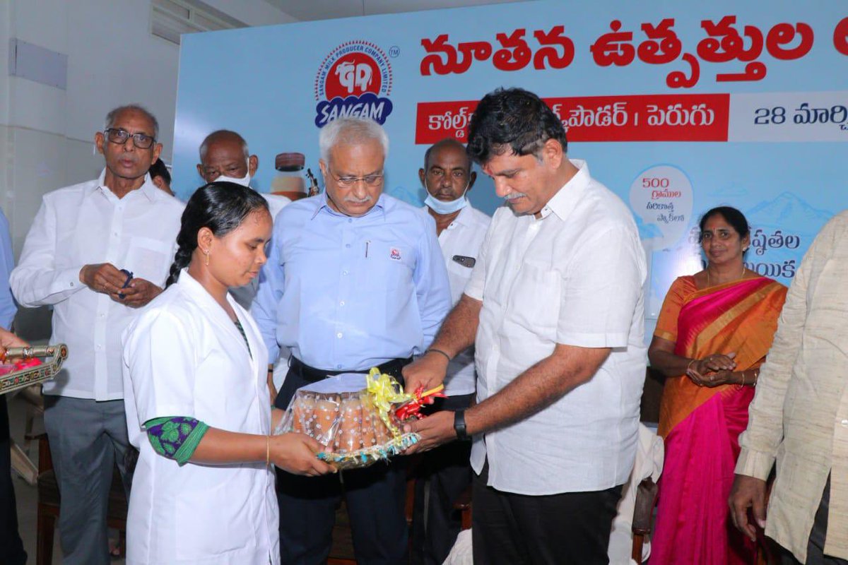 sangamdairyap's tweet photo. నాలుగు దశాబ్దాలుగా ఆదరిస్తున్న వినియోగదారులు, యువత అభిరుచులకు అనుగుణంగా అనేక రాష్ట్రాల దేశాల ఉత్పత్తుల సేకరణ, పరిసీలన  అనంతరం యువతకు  అత్యంత ప్రీతివంతమైన " కోల్డ్ కాపీ" ఉత్పత్తిని రూపొందించిన సంగం డెయిరి.

#NewProductLaunch #ColdCoffee 
#SangamDairy https://t.co/JYqZDee76O