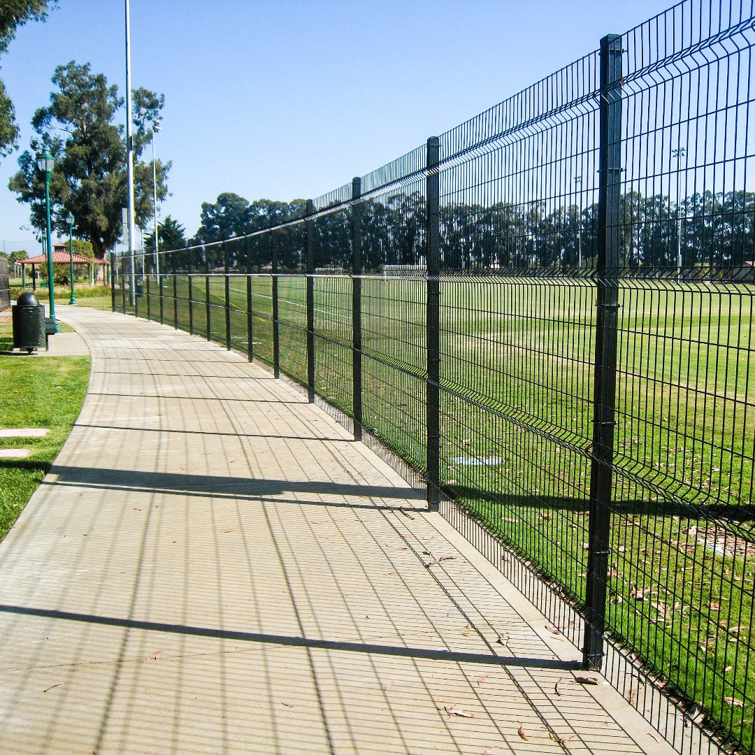 AmeristarFence's tweet photo. When looking for a chain link alternative, you want one that can withstand the traffic. Our WireWorks Plus uses V-folds for increased strength and longevity. Learn more here: https://t.co/s5ADeXbTU2 #AmeristarPerimeter https://t.co/GW0oid3WO0