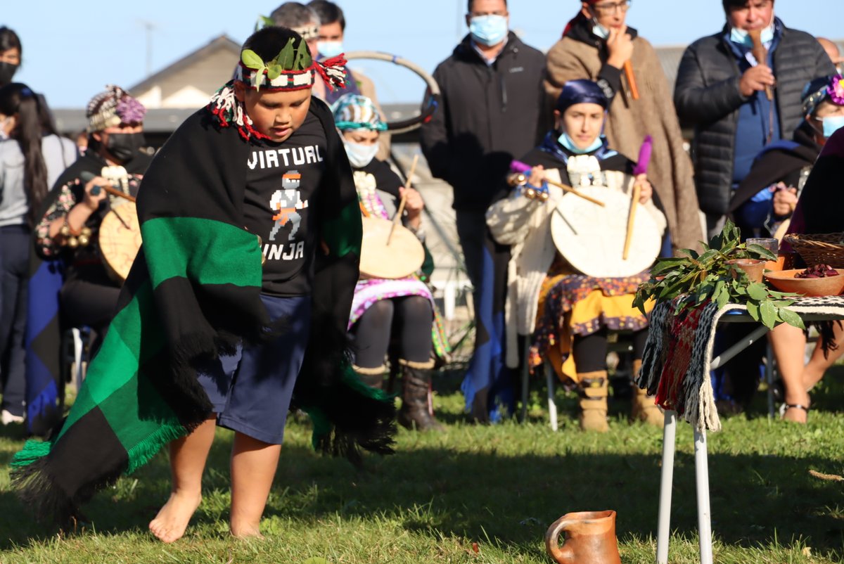SLECostaArauca1's tweet photo. ▶ | #NotasSLEPCA
Con rogativa mapuche el #SLEPCostaAraucanía inauguró su año escolar 2022.
Resaltar el sello intercultural y junto con ello, involucrar a todos los participantes de la #EducaciónPública fue el propósito de esta actividad espiritual. https://t.co/wq75aj0kCO