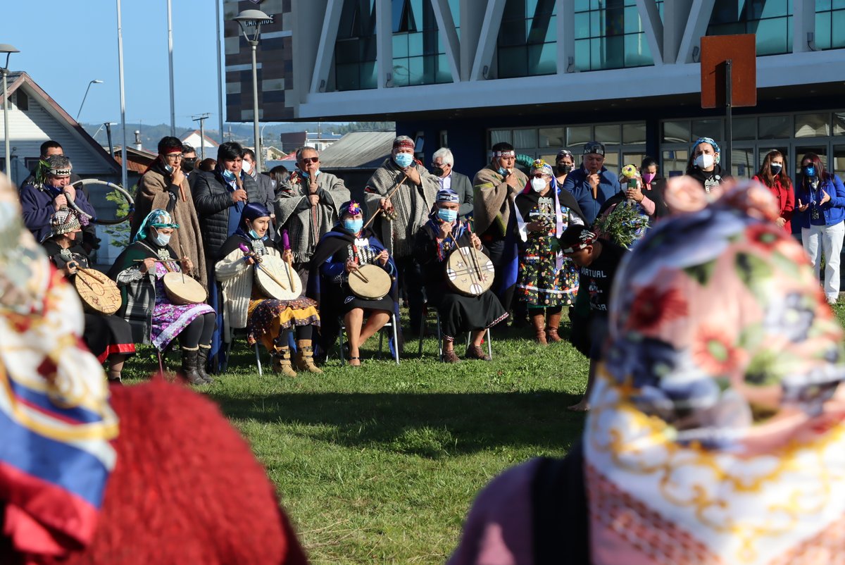 SLECostaArauca1's tweet photo. ▶ | #NotasSLEPCA
Con rogativa mapuche el #SLEPCostaAraucanía inauguró su año escolar 2022.
Resaltar el sello intercultural y junto con ello, involucrar a todos los participantes de la #EducaciónPública fue el propósito de esta actividad espiritual. https://t.co/wq75aj0kCO