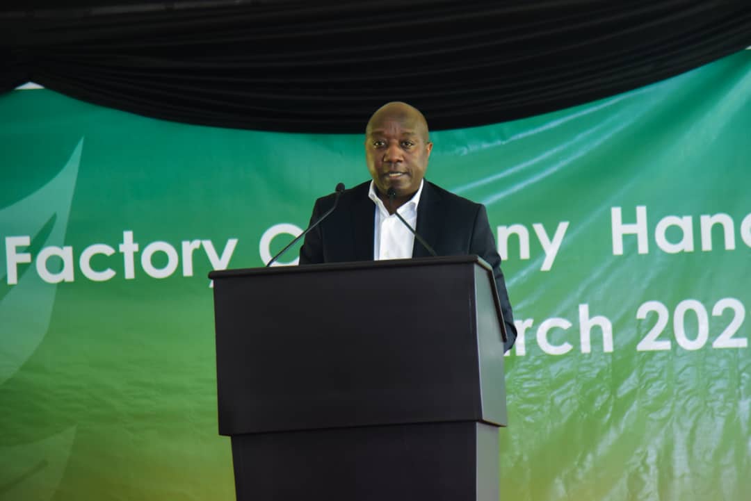 PrimatureRwanda's tweet photo. Uyu munsi, Minisitiri w’intebe Dr. Edouard Ngirente yayoboye umuhango w’ihererekanya ry’imigabane, aho umuryango The Wood Foundation weguriye koperative z’abahinzi b’icyayi bo muri Gicumbi, imigabane wari ufite mu ruganda rwa Mulindi Factory Company. https://t.co/vPXfXVzXqb