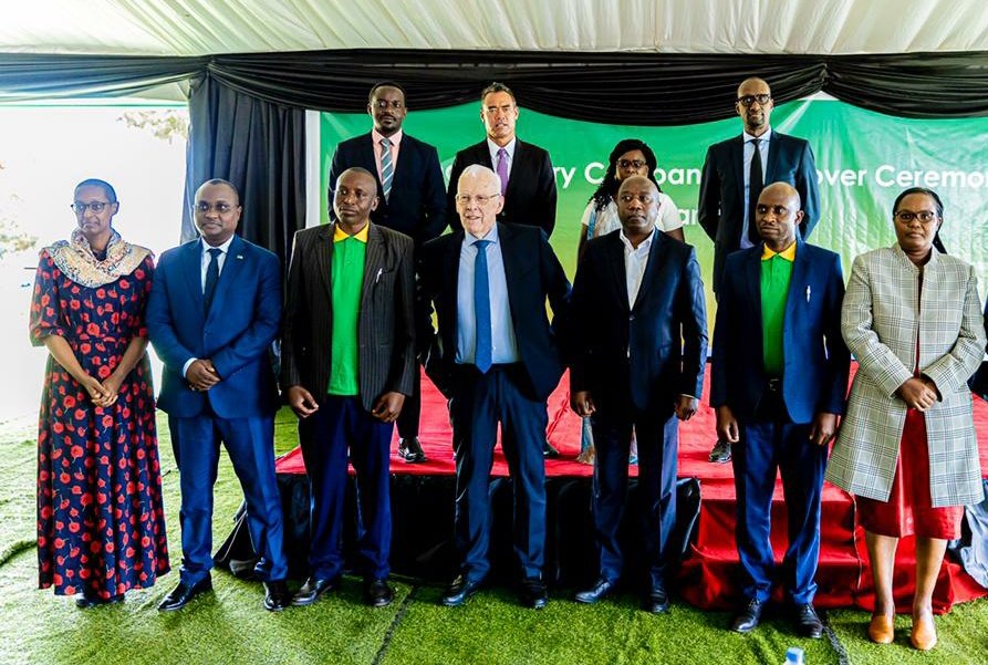 PrimatureRwanda's tweet photo. Uyu munsi, Minisitiri w’intebe Dr. Edouard Ngirente yayoboye umuhango w’ihererekanya ry’imigabane, aho umuryango The Wood Foundation weguriye koperative z’abahinzi b’icyayi bo muri Gicumbi, imigabane wari ufite mu ruganda rwa Mulindi Factory Company. https://t.co/vPXfXVzXqb
