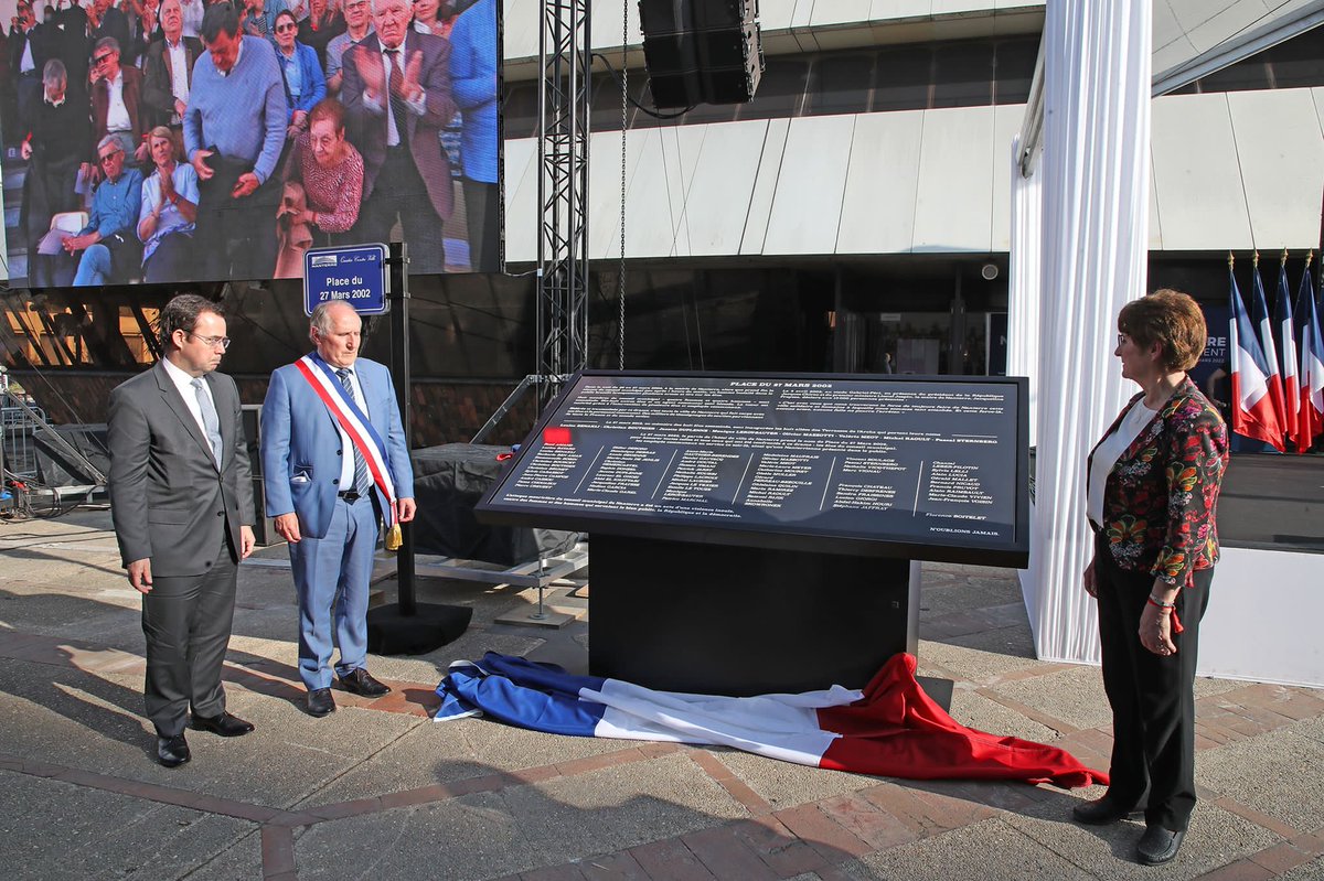 VilleNanterre's tweet photo. #Commémoration #27mars2002
Ce week-end nous avons honoré les disparus, nous avons soutenu les vivants et nous nous sommes recueillis. #Hommage à toutes les personnes qui ont vécu et qui ont été touchées par cet attentat. Nanterre se souvient ! 🖤#devoirmémoire #attentat #victimes https://t.co/7zGJ2sttZw