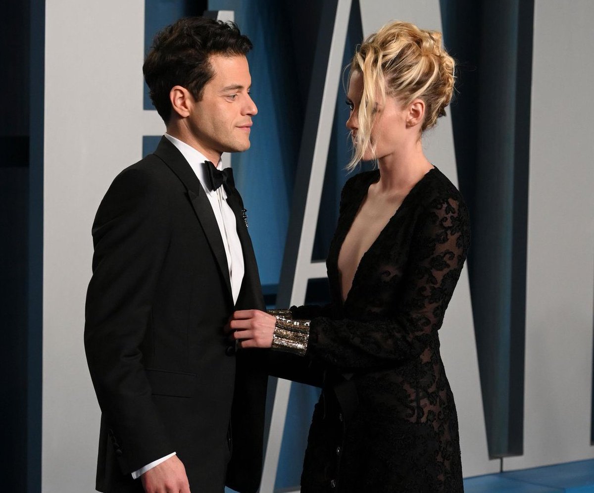 Stewxchanel's tweet photo. WHAT A NIGHT 💫
KRISTEN STEWART AND RAMI MALEK TOGETHER 🖤
#TwilightCast #Vatiety #Oscars https://t.co/FNtCtG2klc