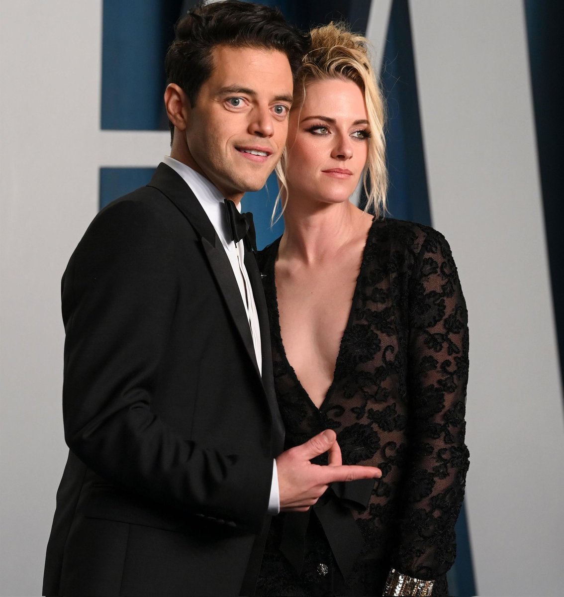 Stewxchanel's tweet photo. WHAT A NIGHT 💫
KRISTEN STEWART AND RAMI MALEK TOGETHER 🖤
#TwilightCast #Vatiety #Oscars https://t.co/FNtCtG2klc