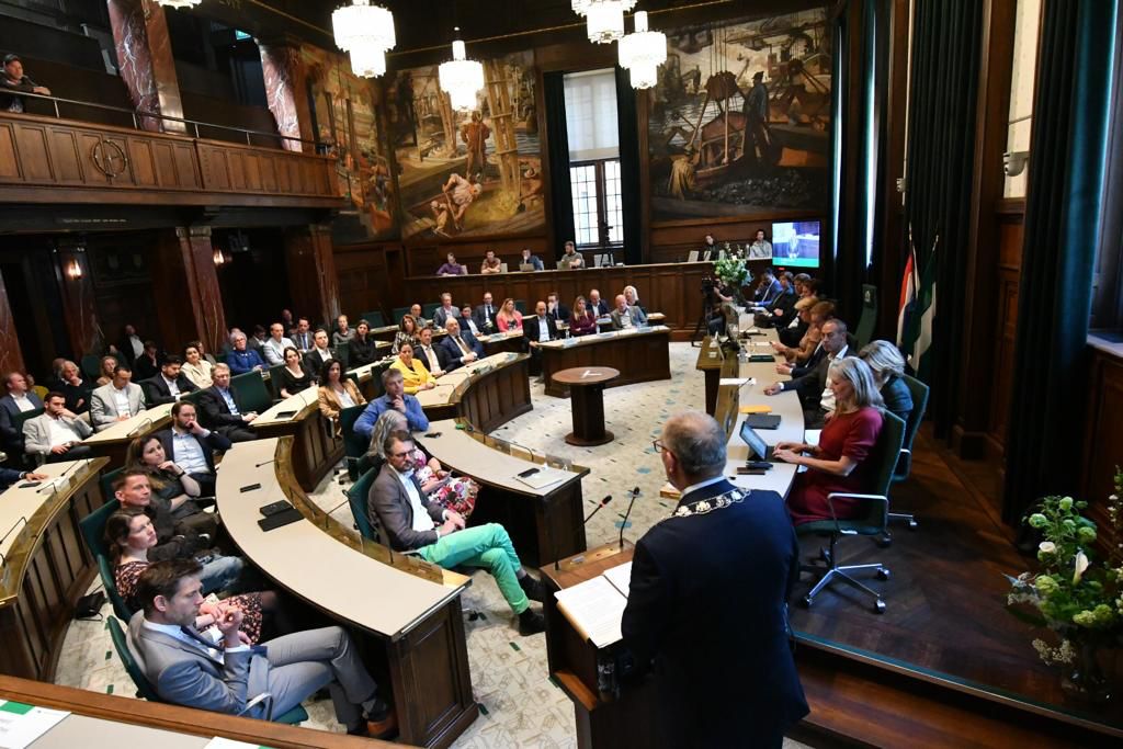 Vandaag is afscheid genomen van een groot deel van de raadsleden uit de gemeenteraad 2018-2022. Voorzitter Ahmed Aboutaleb richtte zich persoonlijk tot elk raadslid met een korte afscheidsspeech. 

Foto: <a href="/hanstak/">Hans Tak</a> 

#gemeenteraad010