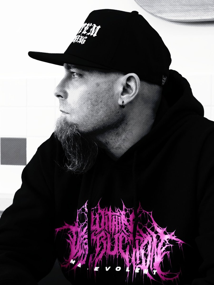 FettemClothing's tweet photo. LANZAMIENTO
Atención a la trilogía de gorras. Empezamos por el modelo Snapback. Visera plana. 100% algodón cepillado. Ajuste por pestaña. Bordado de alta calidad delantero y etiqueta textil en lateral.  Edición limitada. 20€. #Gorra #Hardcore #UndergroundApparel #STAYLOKO 👹 https://t.co/DepJmfAFpc