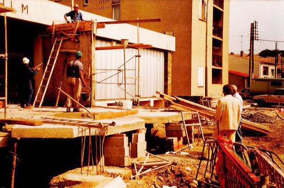 HabitatAudois's tweet photo. #CentenaireHabitatAudois 

Allez, pour cette semaine qui annonce la date de notre centenaire, on ouvre la boite à archives et on ressort les vieilles📷

Celles de la construction de notre siège actuel, au sein de la résidence Léon Noubel à #Carcassonne, il y a presque 40 ans ! https://t.co/9YizRuTN6v