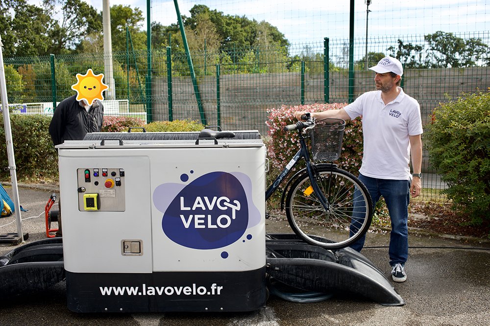 LAVOVELO_France's tweet photo. Le #Lavovélo MINI-DUO peut être utilisé par le client final ou via un opérateur qui peut être :
 
🙋‍♂️ La personne qui exploite elle-même la machine
🙋‍♂️ Un employé qui accompagne simplement le service proposé. 

#lavagevelo #solutionvelo https://t.co/W6INO31nDJ