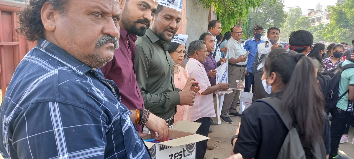 aapteamkj's tweet photo. આજ રોજ તારીખ: 28-03-2022, સોમવાર ના રોજ સવારે 9:00 કલાકે સેન્ટ જોસેફ હાઈસ્કૂલ ખાતે બોર્ડની પરીક્ષા આપતા વિદ્યાર્થીઓને વડોદરા શહેર પ્રમુખ (આમ આદમી પાર્ટી) શ્રી વિરેનભાઈ રામીના આશિર્વાદ સહ કુમ કુમ તિલક કરીને તથા પેન આપીને શુભેચ્છા પાઠવવાનો કાર્યક્રમ આયોજિત કરવામાં આવ્યો હતો. https://t.co/WBBOFUfrHJ