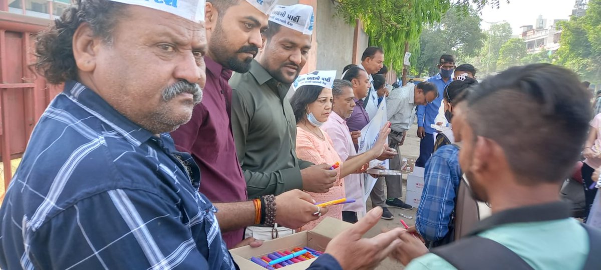 aapteamkj's tweet photo. આજ રોજ તારીખ: 28-03-2022, સોમવાર ના રોજ સવારે 9:00 કલાકે સેન્ટ જોસેફ હાઈસ્કૂલ ખાતે બોર્ડની પરીક્ષા આપતા વિદ્યાર્થીઓને વડોદરા શહેર પ્રમુખ (આમ આદમી પાર્ટી) શ્રી વિરેનભાઈ રામીના આશિર્વાદ સહ કુમ કુમ તિલક કરીને તથા પેન આપીને શુભેચ્છા પાઠવવાનો કાર્યક્રમ આયોજિત કરવામાં આવ્યો હતો. https://t.co/WBBOFUfrHJ