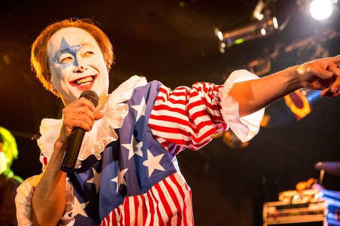 『あっちゃん』（2015年）

同年、結成30周年を迎えた伝説的パンクバンド「ニューロティカ」。
その唯一のオリジナルメンバーである「あっちゃん」ことVo イノウエアツシの日常を追ったドキュメンタリー。
事務所との契約や給料、メンバーとの確執、また駄菓子屋の店主として生活を包み隠さず描く、